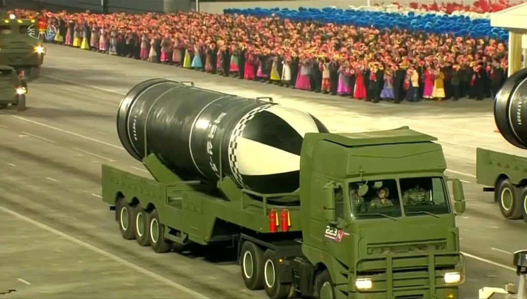 Νέα νυχτερινή στρατιωτική παρέλαση από την Β.Κορέα και με υποβρύχιο βαλλιστικό πύραυλο
